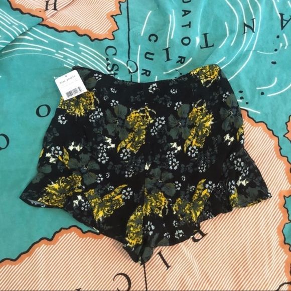 FREE PEOPLE floral shorts • size 2 • ruffled hem • zip on side - Picture 3 of 4